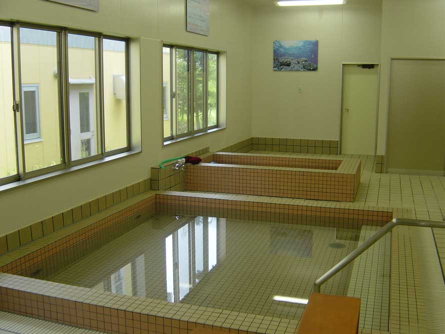 写真奥が『10倍海水』（本にがり）一人用、手前が『2倍海水』8人用