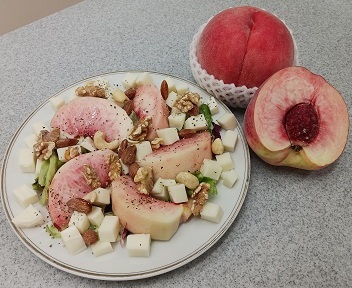 富士桃とヤングゴーダチーズのカルパッチョ風