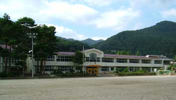 河口小学校外観