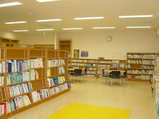 上九一色コミュニティセンター内にある　富士河口湖町図書館上九一色分館です。