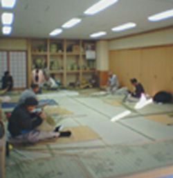 伝統工芸室　勝山の名産であるすす竹で編んだザルの見学ができます。
